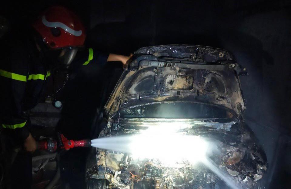 Giải cứu 4 người khỏi ngôi nhà đang bốc cháy ở Hải Phòng-2