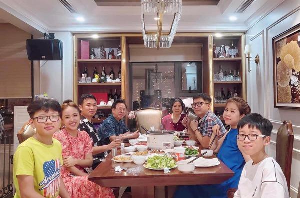 Cùng trong hội chị em với Vy Oanh, Phan Như Thảo, Vân Hugo sống hạnh phúc như thế nào?-6