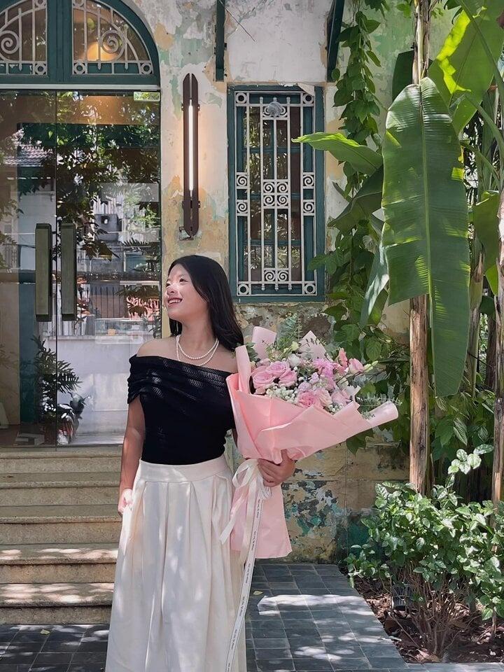 Con gái NSƯT Chiều Xuân đẹp dịu dàng tuổi 20-1