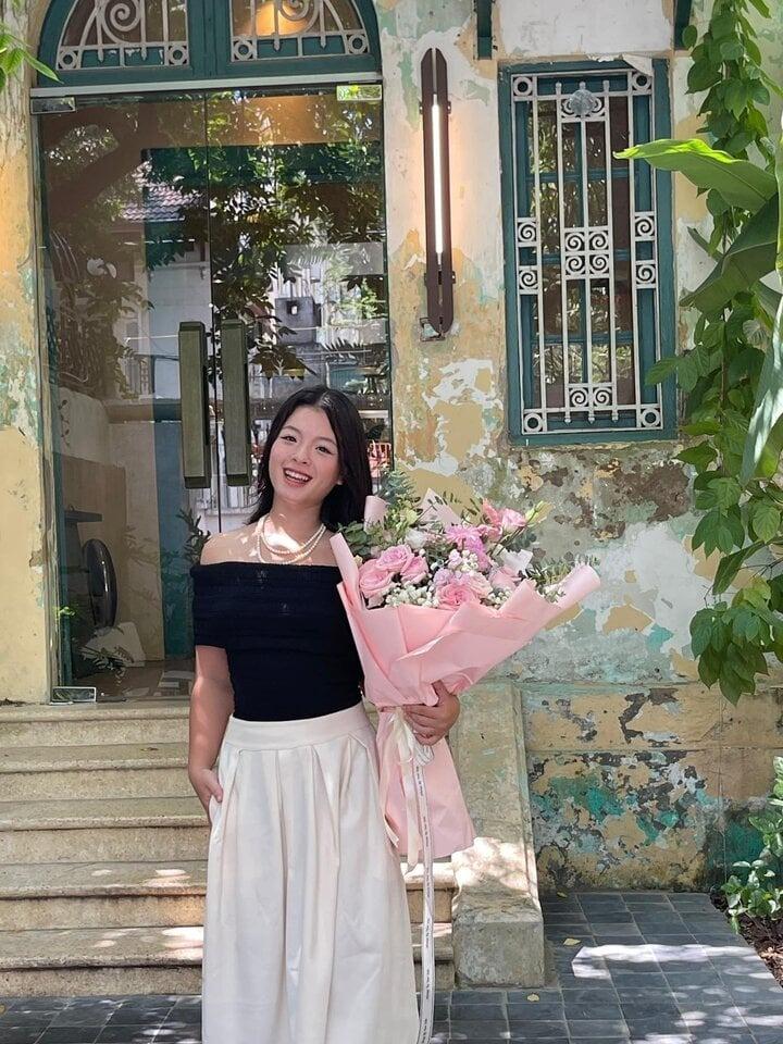 Con gái NSƯT Chiều Xuân đẹp dịu dàng tuổi 20-5