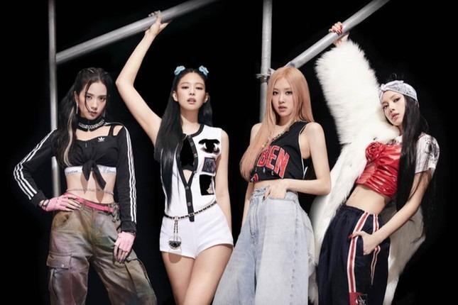 Sẽ không còn BlackPink sau vụ Lisa diễn thoát y ở Pháp?-1