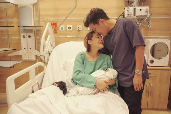 Nhã Phương bật khóc vì hạnh phúc khi sinh con thứ hai