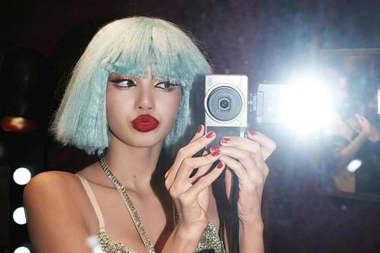 Gương mặt đẹp, body vạn người mê của Lisa BlackPink khi diễn ở hộp đêm