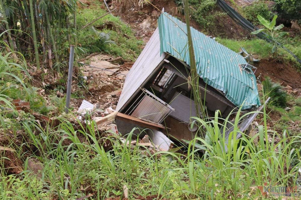 Nứt đất, sụt lún nghiêm trọng gây sập 2 ngôi nhà ở Đắk Nông-1