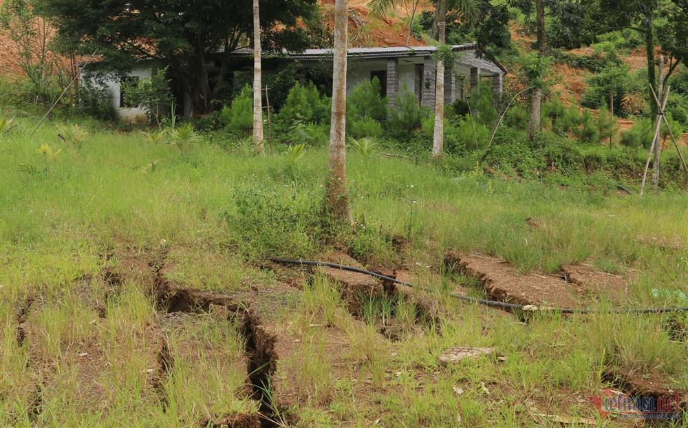 Nứt đất, sụt lún nghiêm trọng gây sập 2 ngôi nhà ở Đắk Nông-2