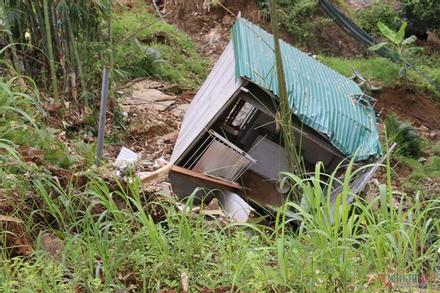 Nứt đất, sụt lún nghiêm trọng gây sập 2 ngôi nhà ở Đắk Nông