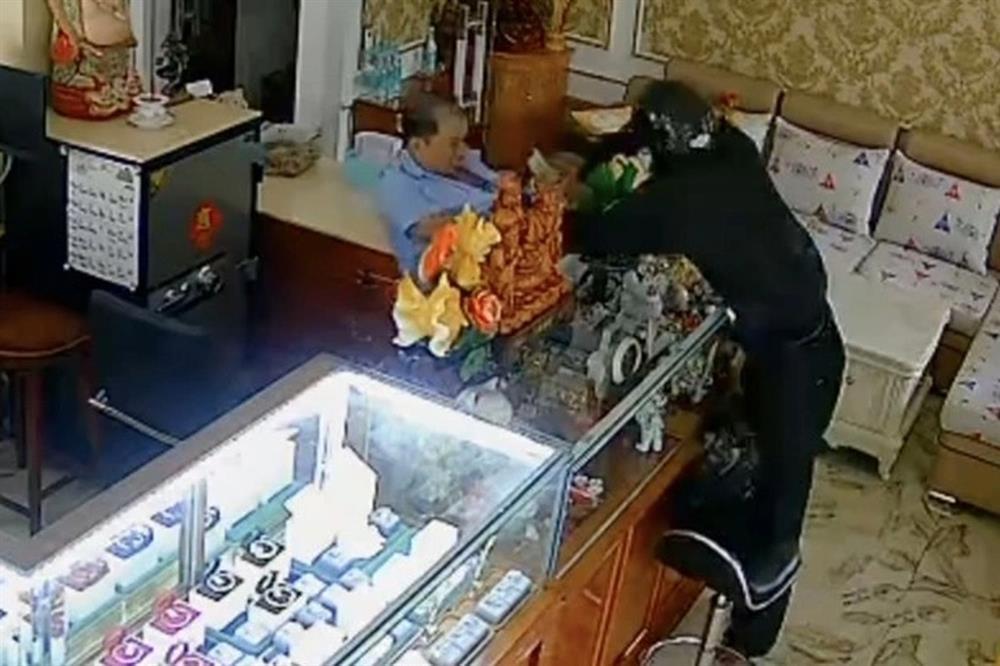 Tên cướp bị chủ tiệm vàng bắt sống-1