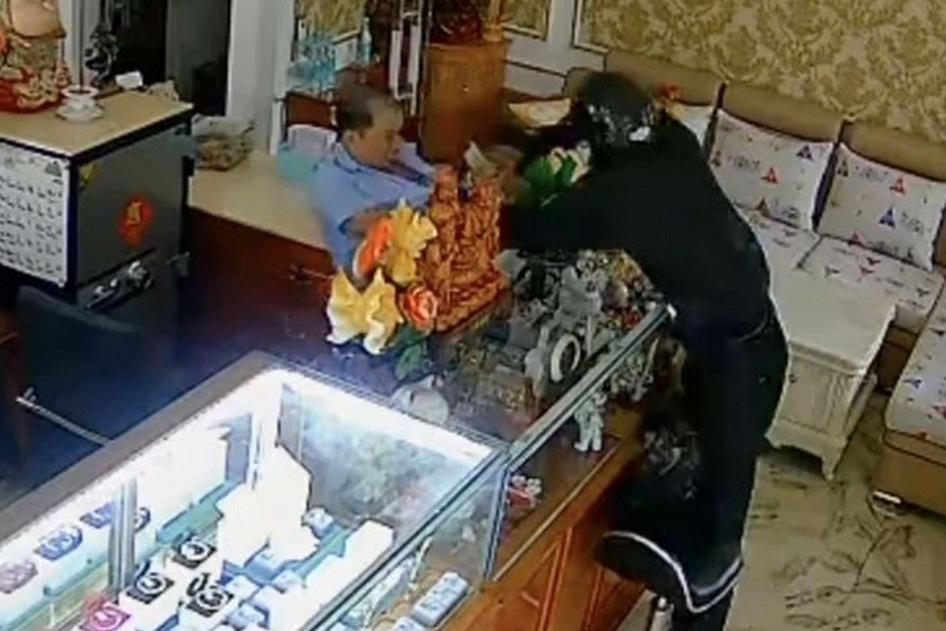 Nghi phạm cướp tiệm vàng ở Trà Vinh nợ nhiều, từng là trưởng phòng-2