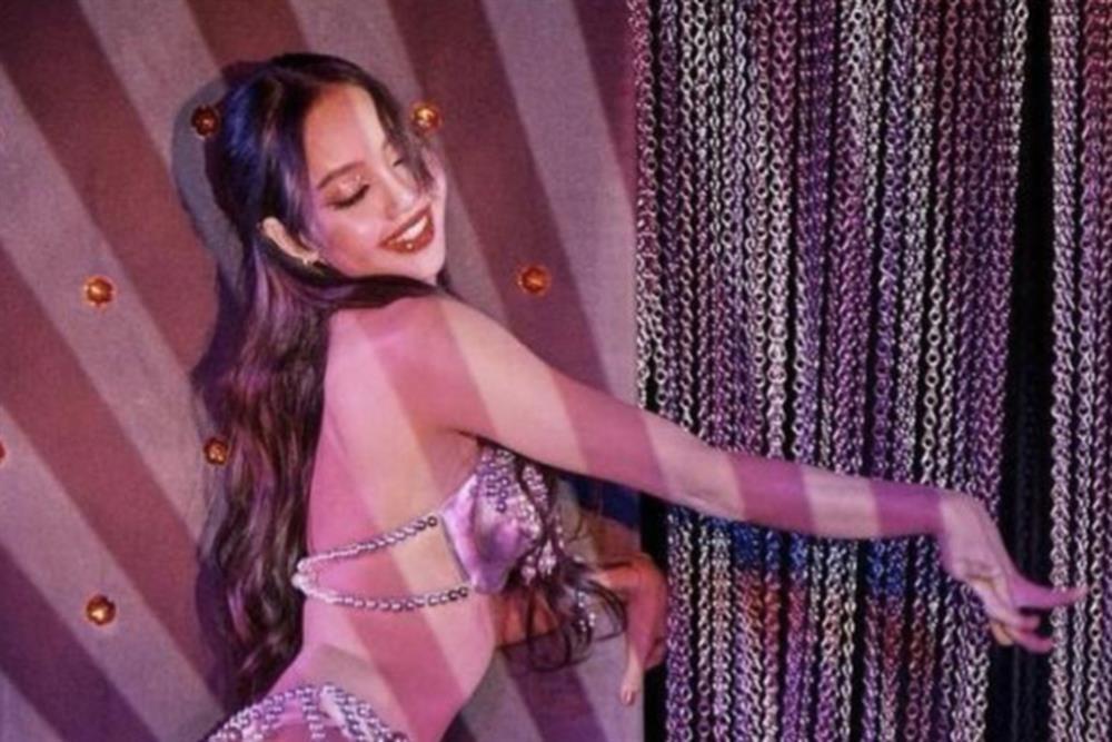 Lisa diễn ở hộp đêm thoát y và nữ thần tượng vùng vẫy đi ngược chuẩn mực-1