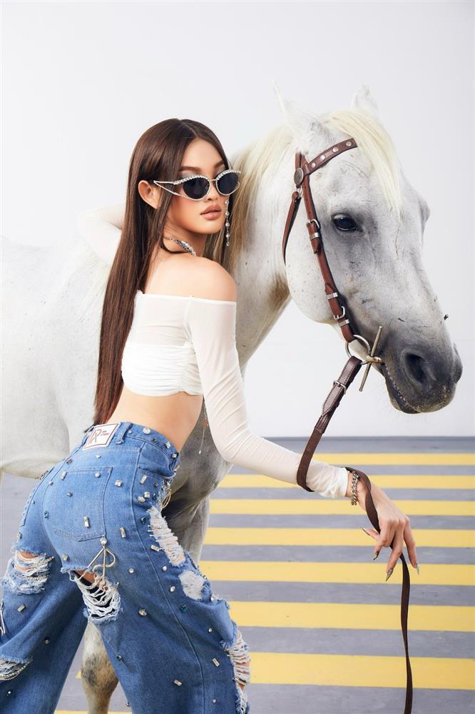 Búp bê sống Bé Quyên diện quần jeans rách, khoe eo thon-1