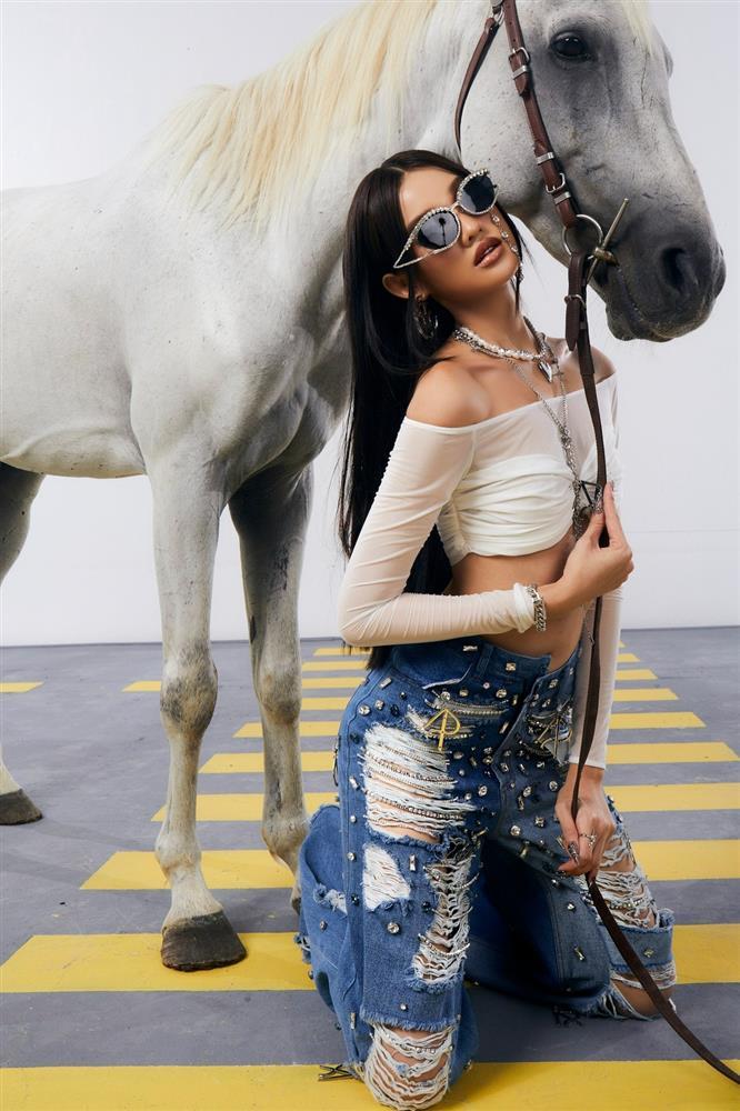 Búp bê sống Bé Quyên diện quần jeans rách, khoe eo thon-2