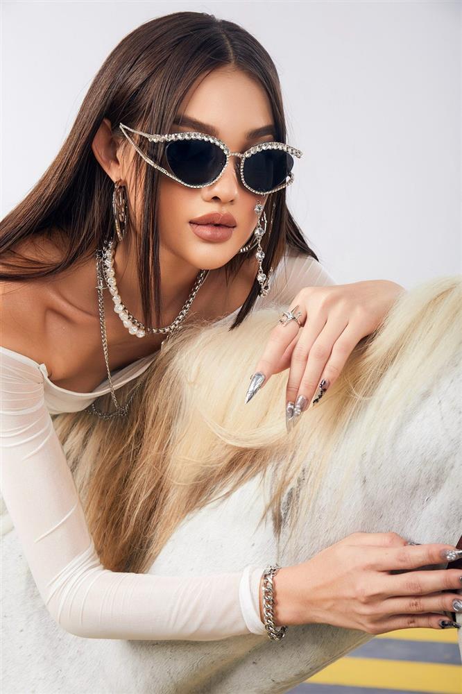 Búp bê sống Bé Quyên diện quần jeans rách, khoe eo thon-3