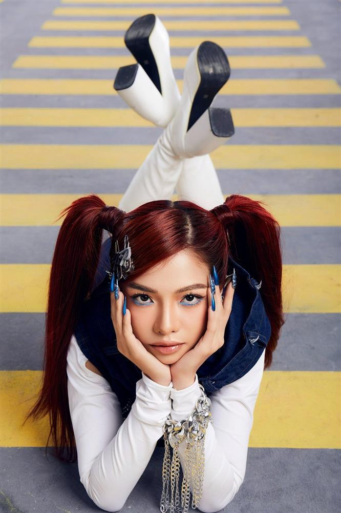 Búp bê sống Bé Quyên diện quần jeans rách, khoe eo thon-6