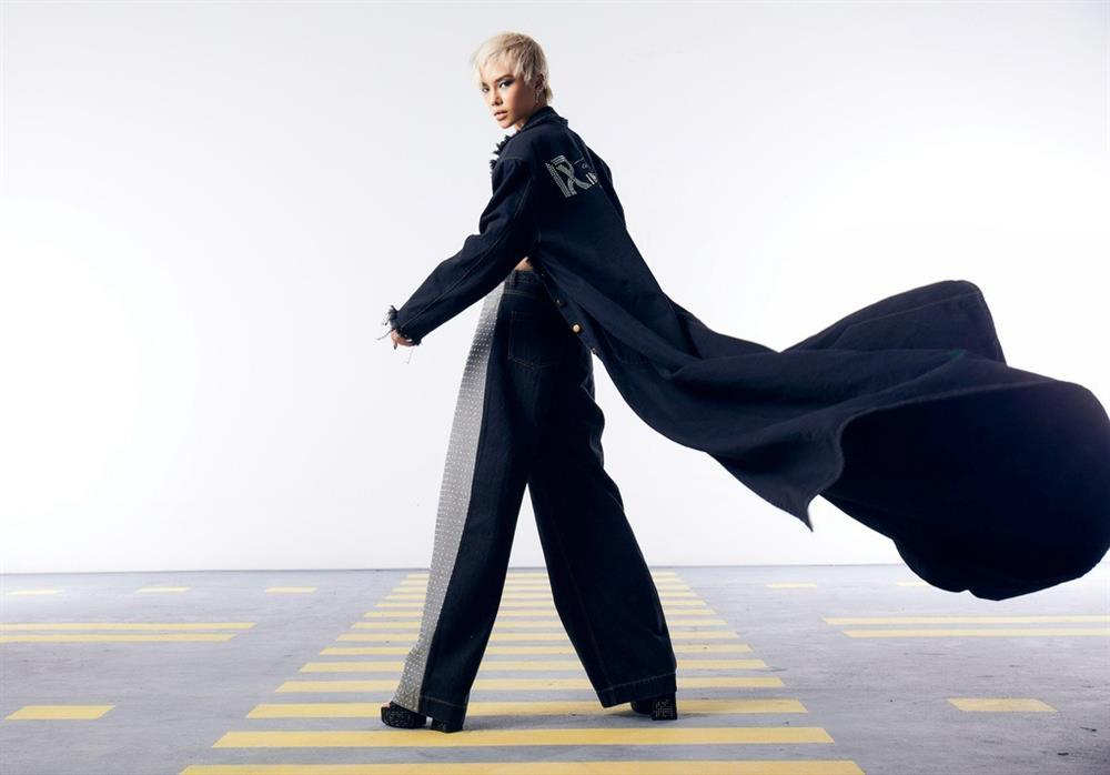 Búp bê sống Bé Quyên diện quần jeans rách, khoe eo thon-7