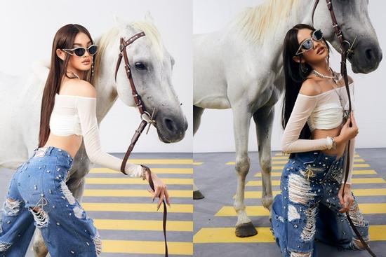 'Búp bê sống' Bé Quyên diện quần jeans rách, khoe eo thon