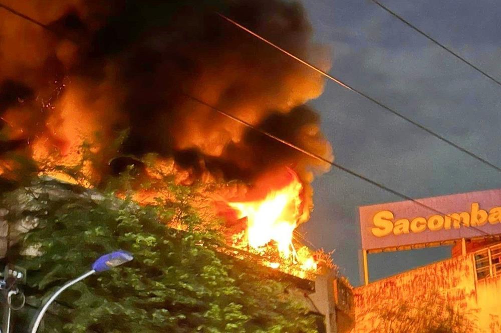 Hỏa hoạn bao trùm tầng thượng căn nhà ở TPHCM sau tiếng nổ lớn-1