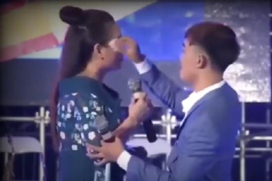 Xúc động đoạn clip Hồ Văn Cường lau mồ hôi cho Phi Nhung