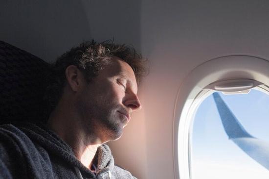 Vì sao không nên dựa đầu vào cửa sổ máy bay?