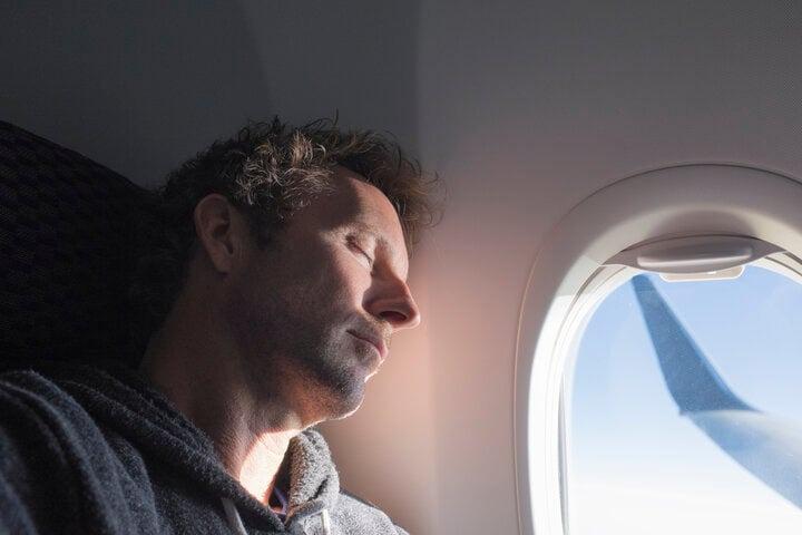 Vì sao không nên dựa đầu vào cửa sổ máy bay?-1