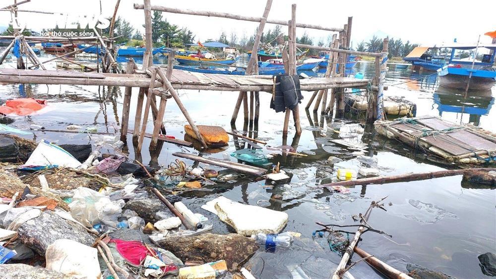 Vịnh Mân Quang ngập ngụa rác thải, nước đen như mực-1
