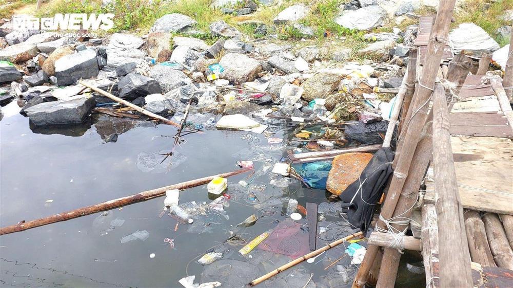 Vịnh Mân Quang ngập ngụa rác thải, nước đen như mực-4