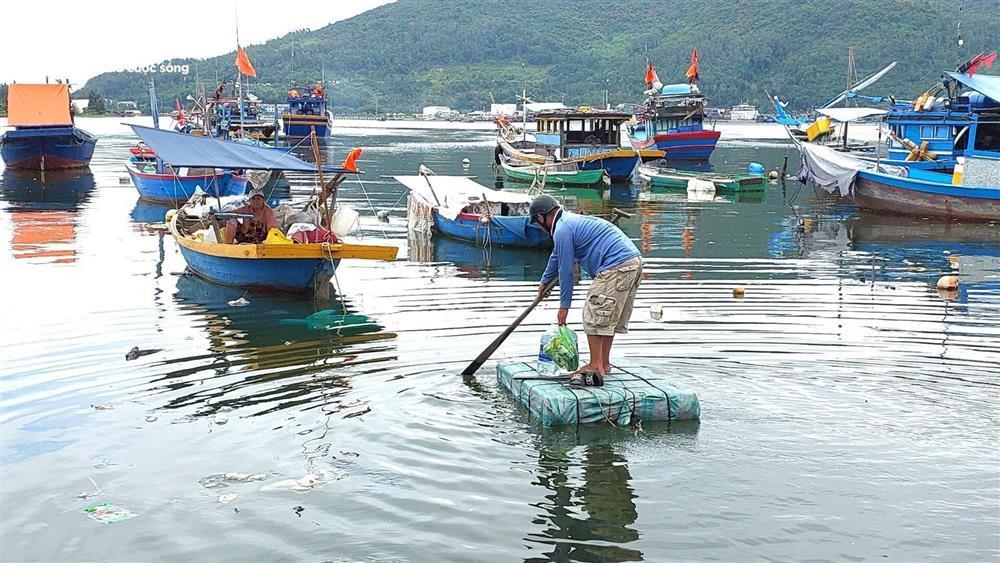 Vịnh Mân Quang ngập ngụa rác thải, nước đen như mực-7