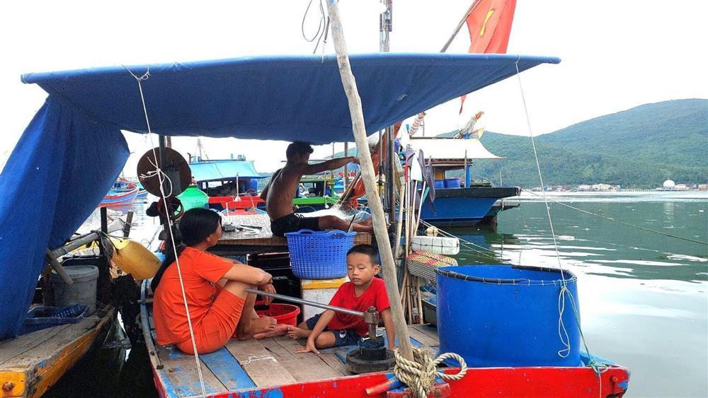 Vịnh Mân Quang ngập ngụa rác thải, nước đen như mực-8