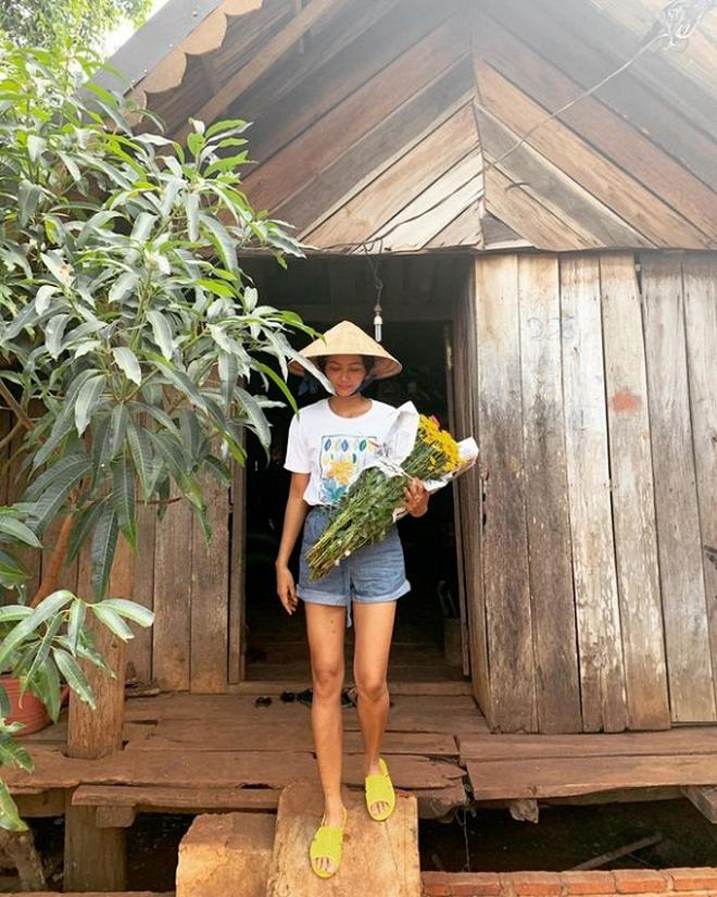 Khác hẳn hình ảnh lộng lẫy trên sàn catwalk, Hoa hậu HHen Niê biến hình ở quê nhà-1
