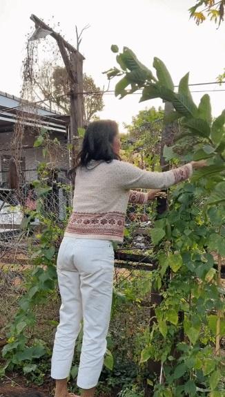 Khác hẳn hình ảnh lộng lẫy trên sàn catwalk, Hoa hậu HHen Niê biến hình ở quê nhà-10