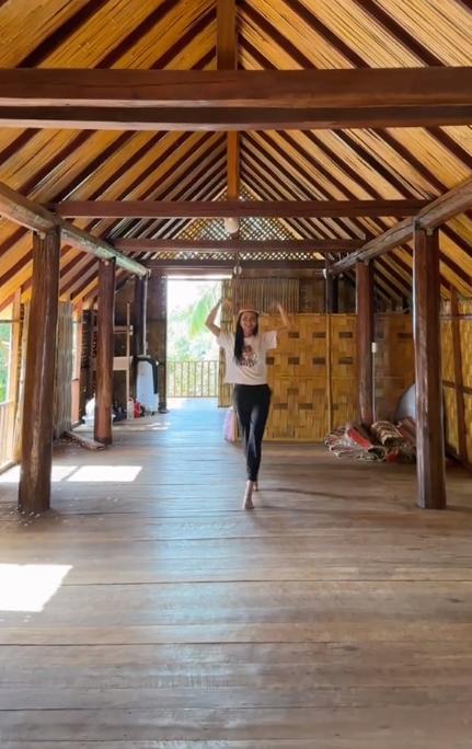 Khác hẳn hình ảnh lộng lẫy trên sàn catwalk, Hoa hậu HHen Niê biến hình ở quê nhà-12