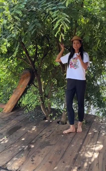 Khác hẳn hình ảnh lộng lẫy trên sàn catwalk, Hoa hậu HHen Niê biến hình ở quê nhà-13