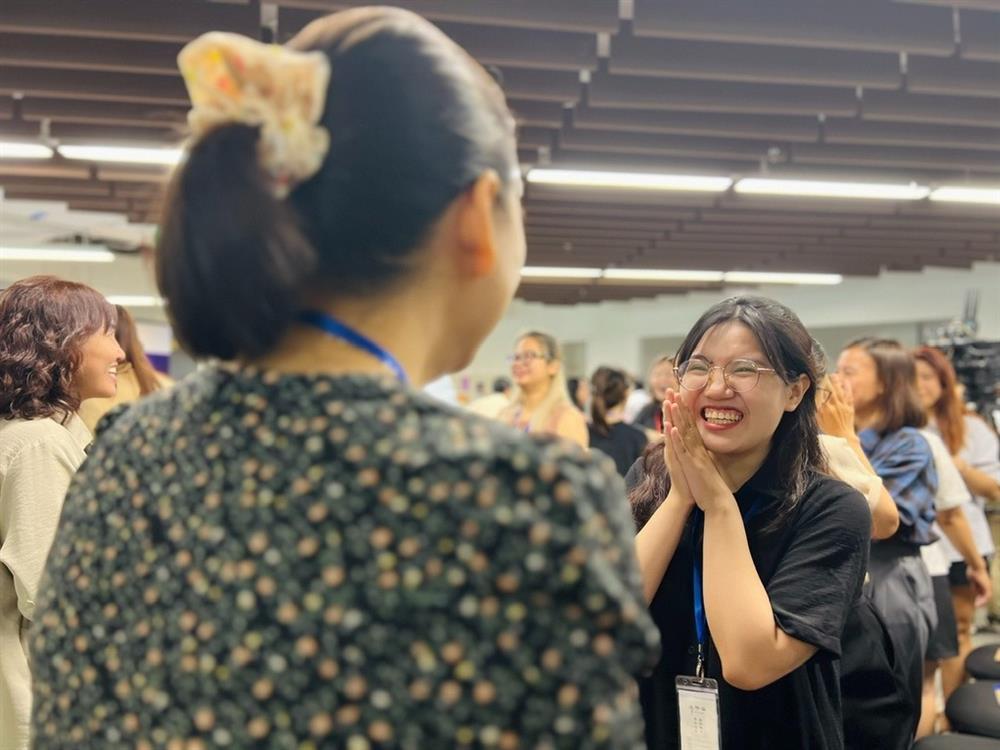 Chiếc nắp bồn cầu bị hỏng, mẹ đơn thân bắt cô giáo xin lỗi con trai-2