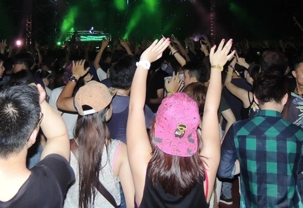 Con gái ngoan lột đồ, chơi trò người lớn trong nhóm kín-2