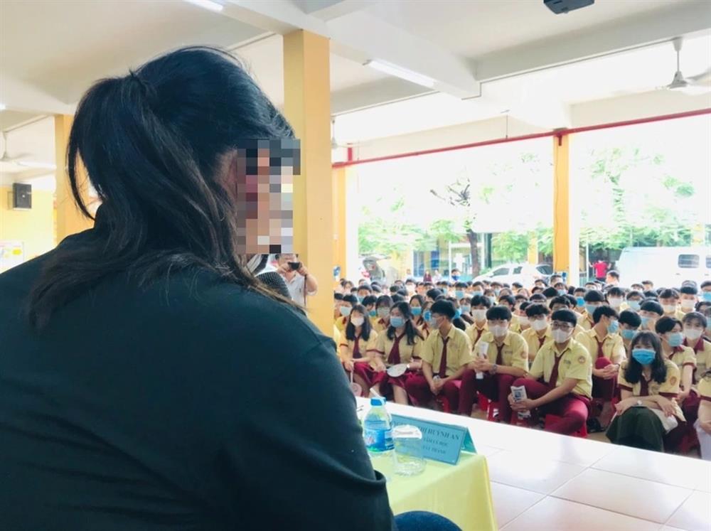 Con gái ngoan lột đồ, chơi trò người lớn trong nhóm kín-4