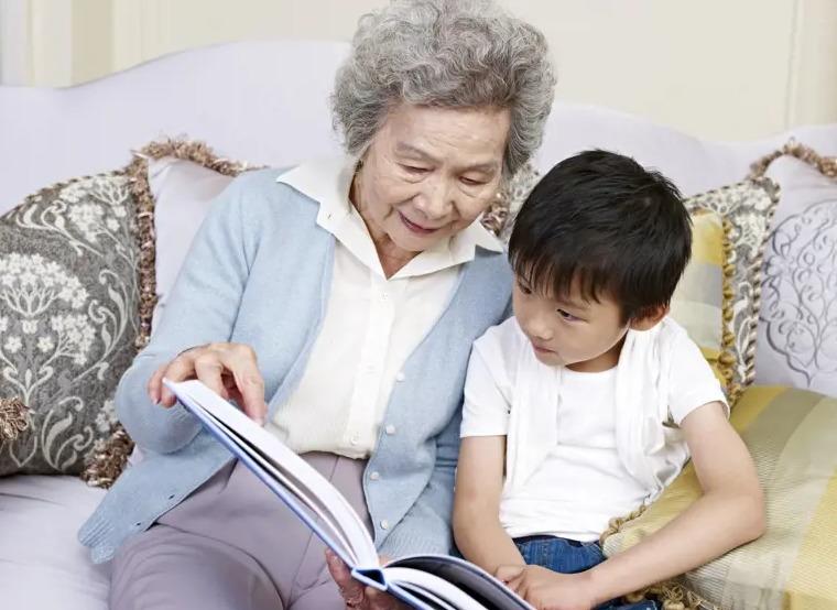 Thay con chăm cháu nhiều năm, bà ngoại có hành động được nhiều người ủng hộ-1