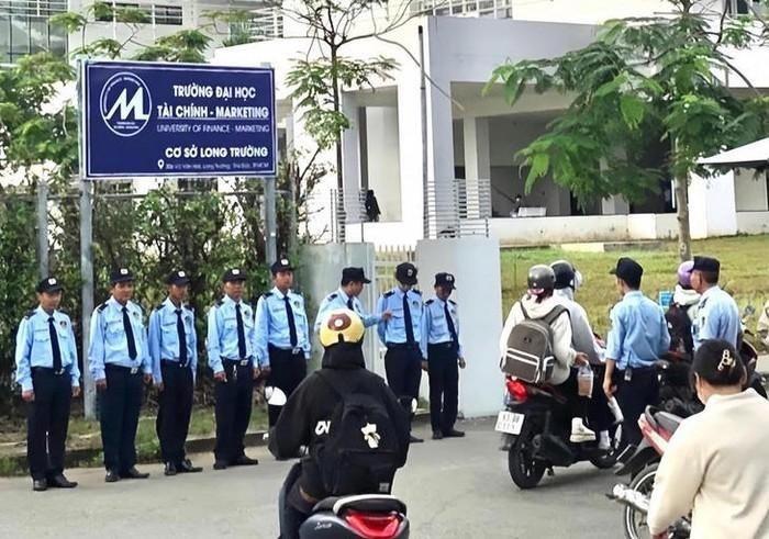 Sự thật về tấm ảnh 10 bảo vệ dàn hàng ngang kiểm soát sinh viên-1