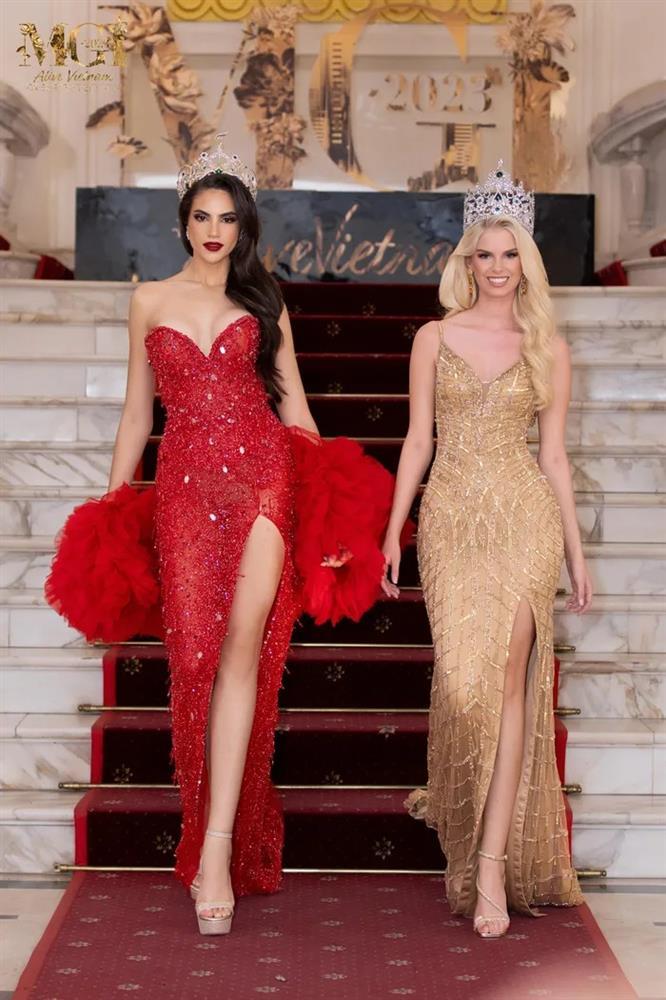 Lê Hoàng Phương mặc xuyên thấu đọ catwalk với người đẹp Venezuela-10