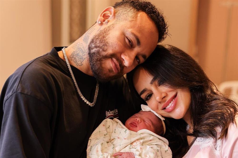 Neymar và bạn gái hạnh phúc đón con gái chào đời-1