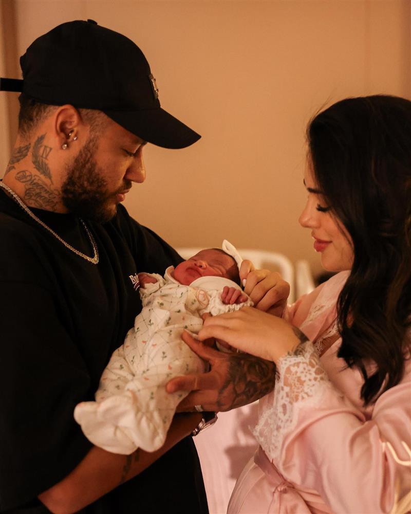 Neymar và bạn gái hạnh phúc đón con gái chào đời-2