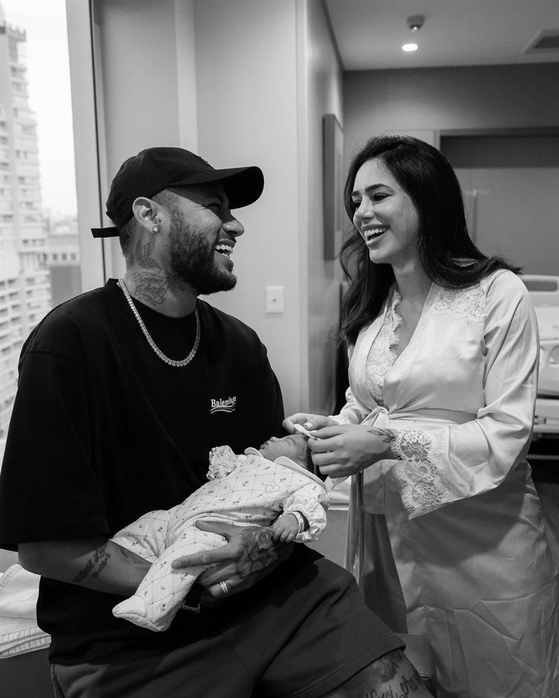 Neymar và bạn gái hạnh phúc đón con gái chào đời-4