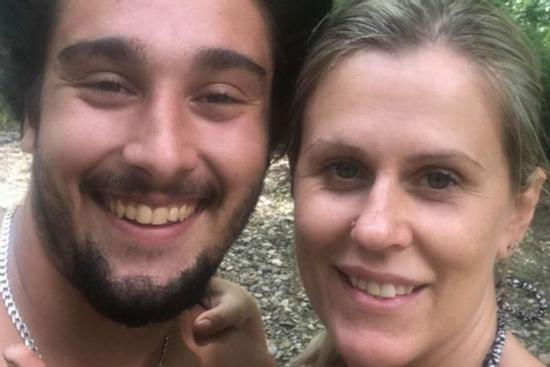 Ly hôn sau 22 năm chung sống, người phụ nữ cưới chàng trai kém tuổi con