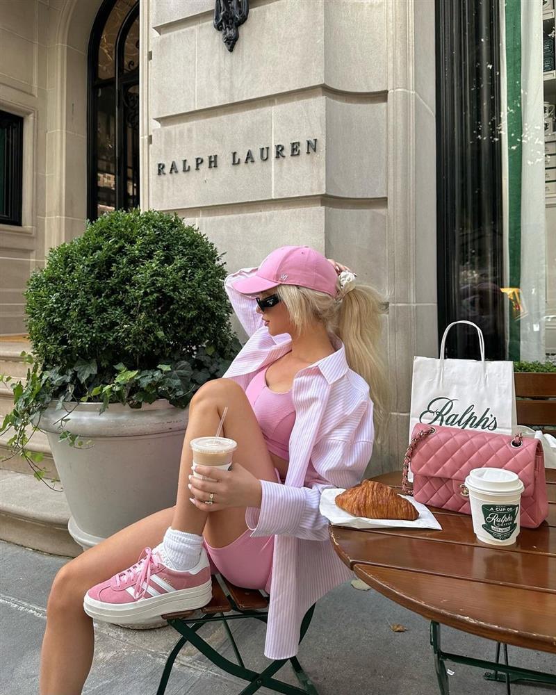 Barbie nước Pháp diện đồ màu hồng quanh năm-2