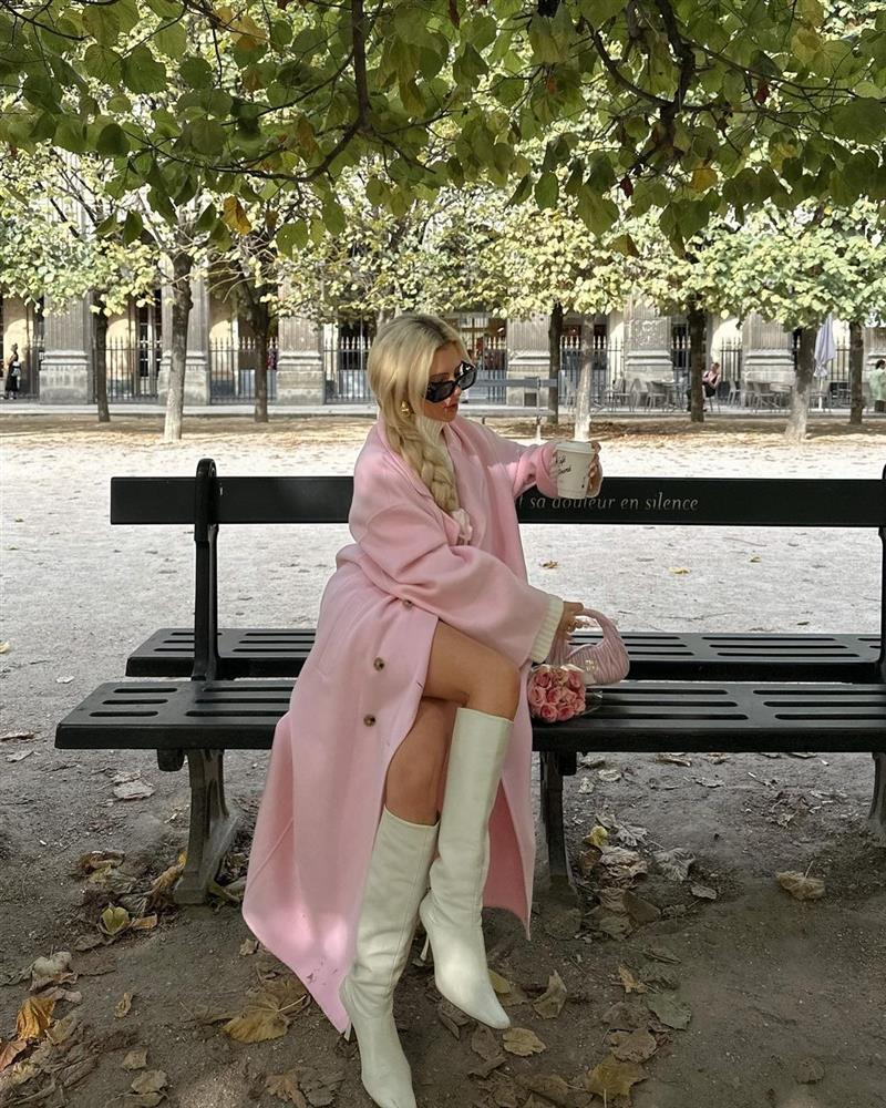 Barbie nước Pháp diện đồ màu hồng quanh năm-3