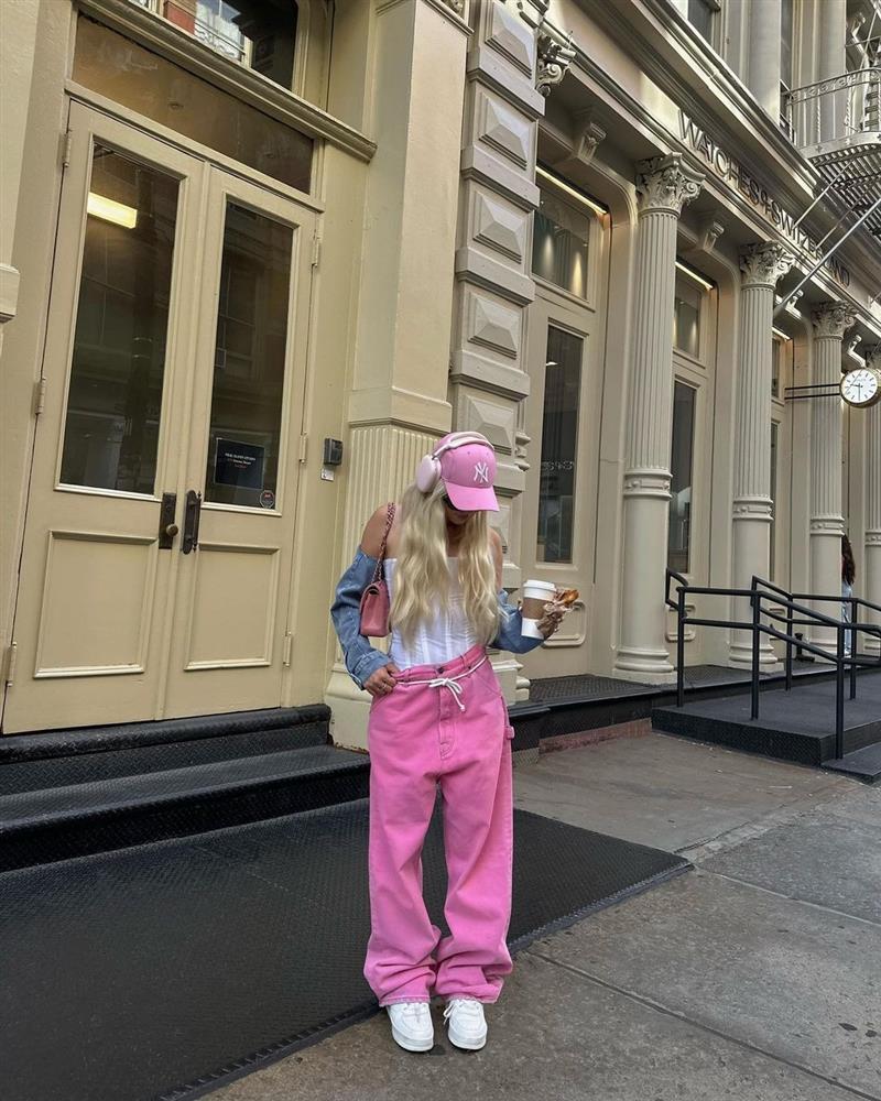 Barbie nước Pháp diện đồ màu hồng quanh năm-6