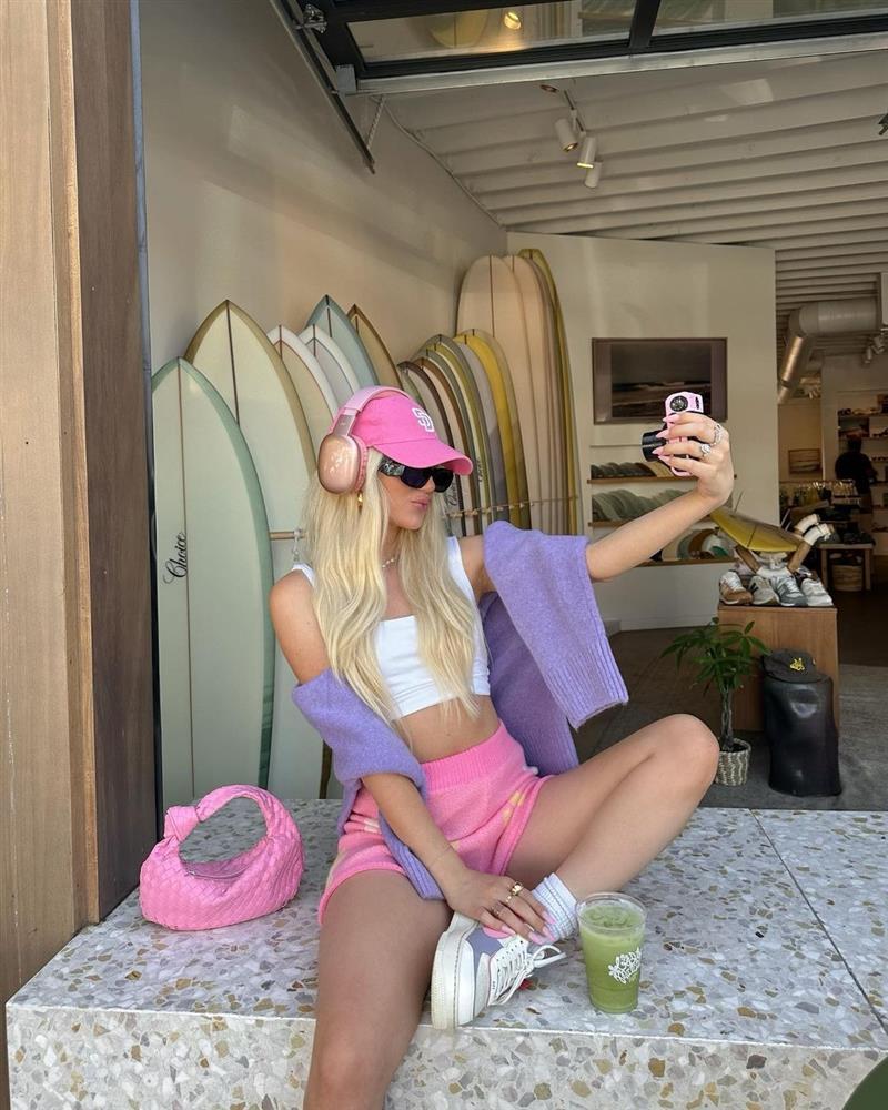 Barbie nước Pháp diện đồ màu hồng quanh năm-7