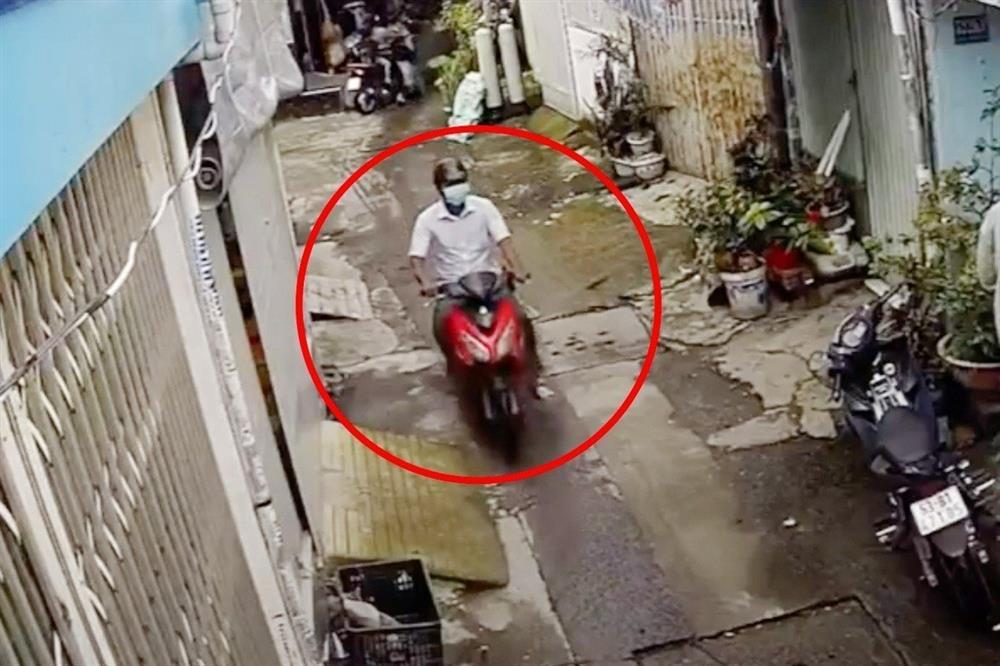 Bé trai 9 tuổi la hét đuổi theo tên cướp ở TPHCM-1