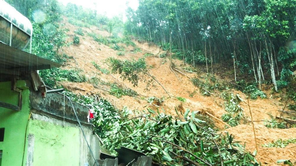 Mưa lũ ở Yên Bái gây sạt lở đất, đè bé gái 12 tuổi tử vong-2