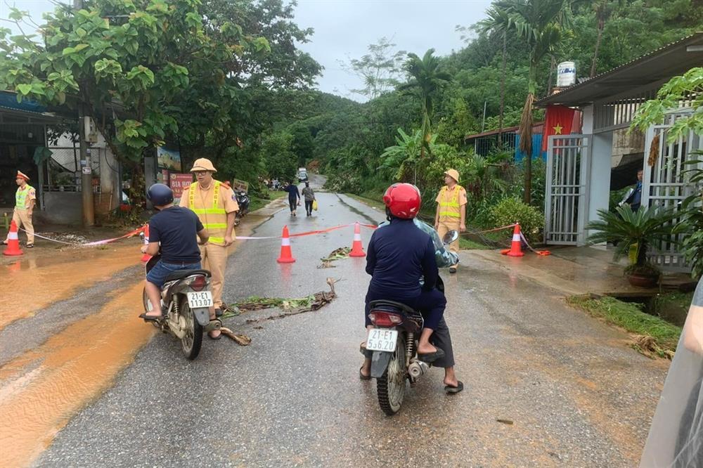 Mưa lũ ở Yên Bái gây sạt lở đất, đè bé gái 12 tuổi tử vong-3