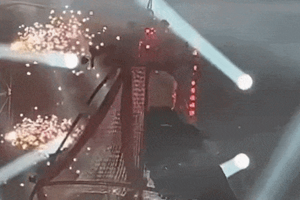 Chi Pu và Pháp Kiều đu đèn chùm biểu diễn khiến khán giả thót tim-1