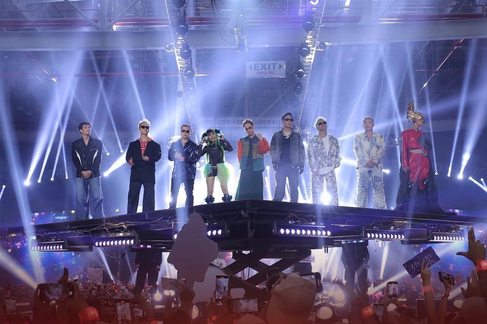 Chi Pu và Pháp Kiều đu đèn chùm biểu diễn khiến khán giả thót tim-3